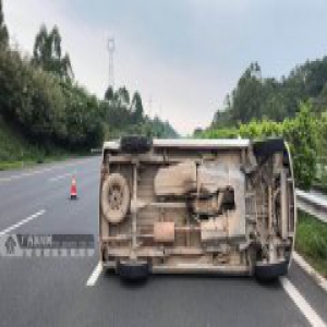 面包车高速路上突然爆胎 司机猛打方向盘车辆侧翻