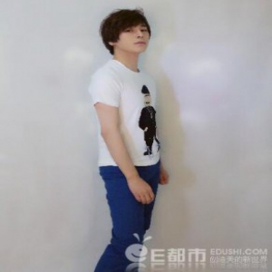 陈奕天夏日写真超青春 举手投足间都散发迷人魅力