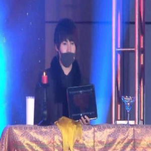 陈奕天拍戏脸受伤戴口罩参加活动 主办方称赞很敬业