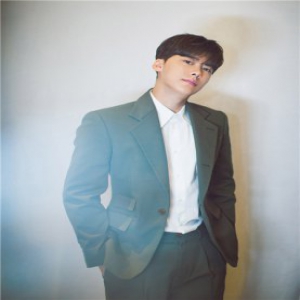 李易峰西装长腿杀密集营业 光影间玩转清新与优雅