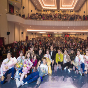 话剧《我与世界》首演 赵志伟阚清子舞台虐恋