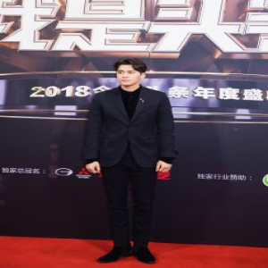 李易峰出席今日头条年度盛典 荣获年度爆发力演员