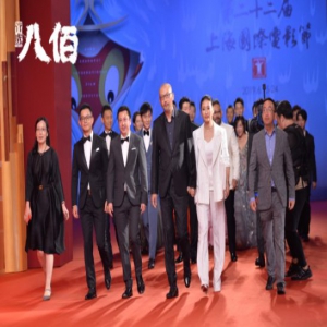 《八佰》剧组手拉手亮相上影节开幕红毯