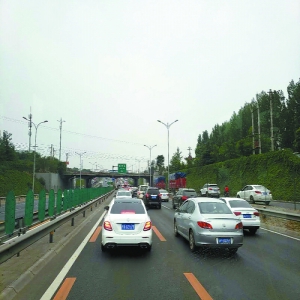 京开高速马家楼至西红门私家车占专道 公交车跑不快