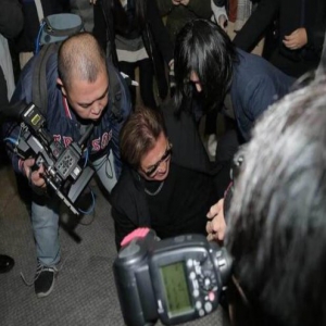 悲伤过度！高以翔爸爸摔倒 不慎踩空台阶疑似疲劳过度