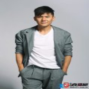 姜浩严拍摄全新写真大片 尽显雅痞本色