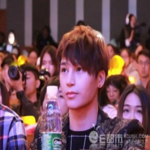 陈奕天当评委穿金色西装配阔脚裤 唱《王者荣耀》教大家魔术