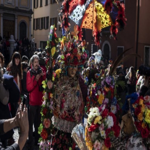 意大利小镇掀起化妆狂欢 华丽服装面具异常吸睛