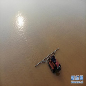 河北黄骅：盐场工人活碴忙