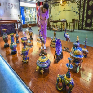 河北饶阳：纯手工景泰蓝走出国门