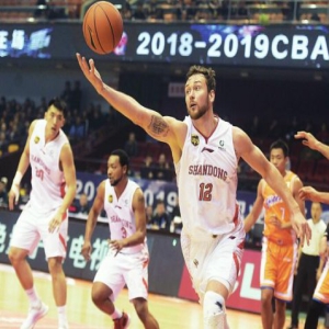 莫泰狂砍“双30+” 山东男篮再获三连胜