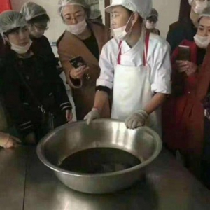 小学食堂一盆“黑油”引发的追责：校长被停职调查 承包企业罚10万解除合同