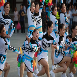 西安举办全民健身技能大赛 老中青少“舞动长安”引千人围观