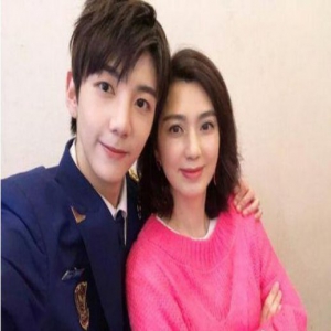 和好了吗？张丹峰洪欣合体参加婚礼，如今儿子表白妈妈说出了这段话
