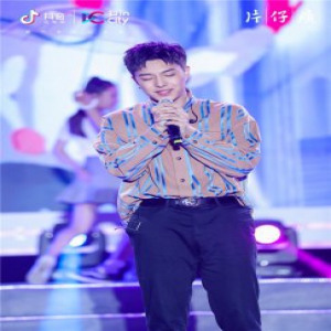 张欣尧变身吃货 热邀粉丝参加生日会