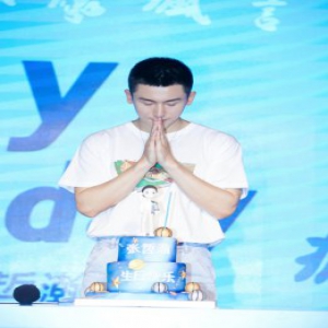 张哲瀚520生日会首唱《转身》