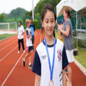 森碟玩超高水滑梯 网友感叹不愧是田亮女儿