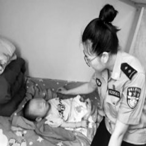 脑瘫女童雨天遭遗弃 警察妈妈给她取名叫“暖暖”