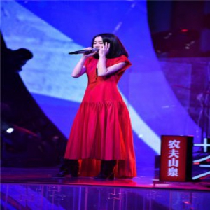 《我是唱作人》白安红色礼服大气登场