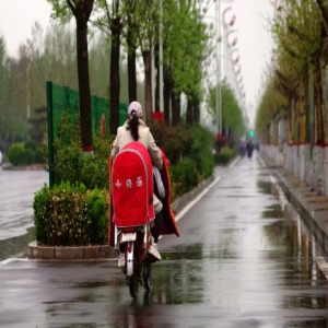 河北邯郸迎来大风降温 居民换冬装