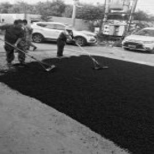 西红门街道迅速清理抢修 垃圾清路面平