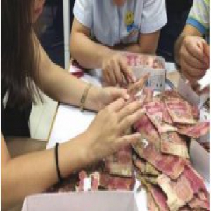 10万现金被泡发 家里橱柜漏水现金粘连像块砖一碰成末