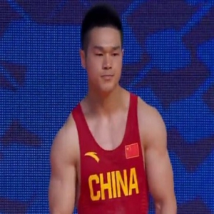 一枝独秀！石智勇破世界纪录 赢得抓举、挺举和总成绩三项冠军