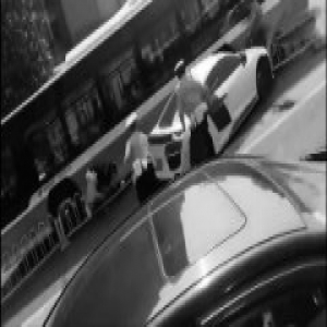 奥迪R8拒检撞人逃跑 警方发通报向群众征集线索