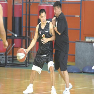 新队标 新气象！山东男篮夏训狂练基本功