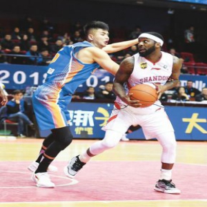 原山东男篮队员杨越回母队试训 巩晓彬“第一签”会是他吗？