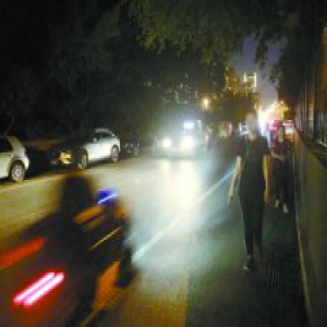 公园门口没路灯没便道 遛弯居民摸黑与车并行