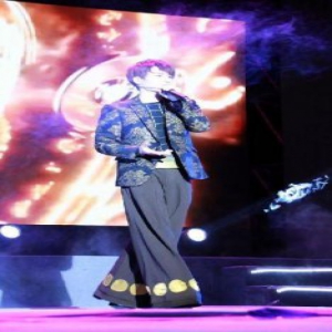 陈奕天当评委无法表演近景魔术唱《王者荣耀》把现场带嗨