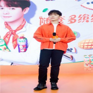 尤长靖现场表演“瓶子舞”