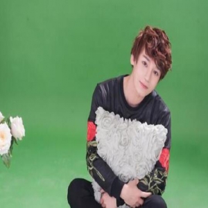 陈奕天最新自然系列写真卷毛造型 粉丝：绿得真好真潇洒