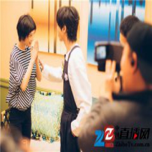 《歌手》华晨宇为苏诗丁抽签 如此要好?