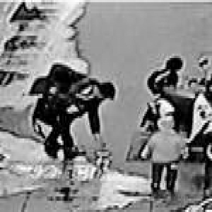 路人捡走奶奶的手机 2岁萌娃迈着小短腿急追