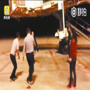 机长劝乘客下飞机抗议延误 航空公司：已解职(图)
