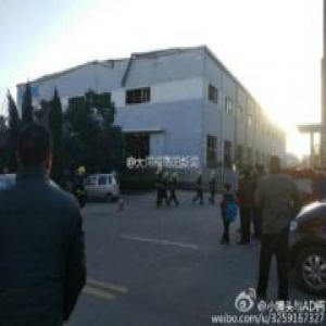 洛阳一石化设备公司发生爆炸致1死5伤 对面学校玻璃被震碎