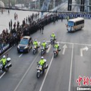 兰州一民警被嫌疑人驾车冲撞牺牲 民众送行(图)