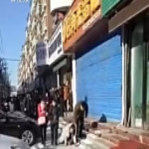 吉林敦化一蛋糕店因业绩不佳 老板员工当街跪爬