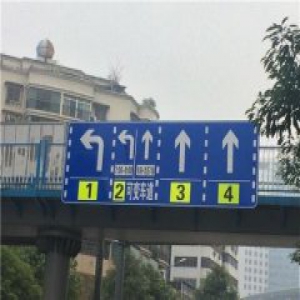 贵阳首条“可变车道”上岗：化工路早高峰左转 平时直行