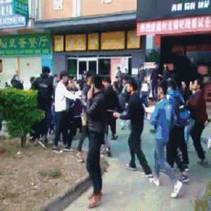 因买饭插队 几十名大学生街头混战！有人流血(图)