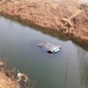 58岁奶奶误把油门当刹车 载着5岁的孙子冲进了河里