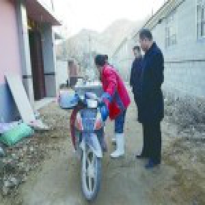 老赖欠6万饲料款不还 为躲债一头钻进猪圈