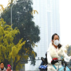 成都雾霾严重 外教抱着空气净化器来上课