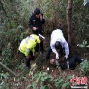四川一轿车坠下15米高山崖自燃 司机奇迹生还