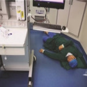 “最帅医生”连做7台手术 术间累得席地而睡(图)