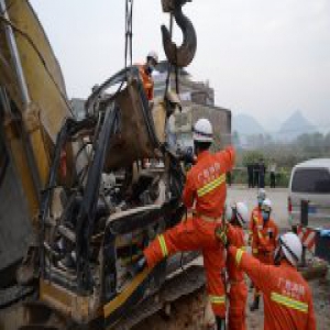 广西贺州：楼房突然倒塌 拆房司机被压身亡