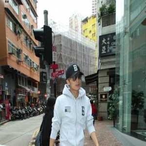 谢霆锋吃平民餐显亲和，被问王菲立马闪人