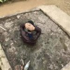 不忍直视！桂林一偷狗贼被抓 双手抱头被浸粪池